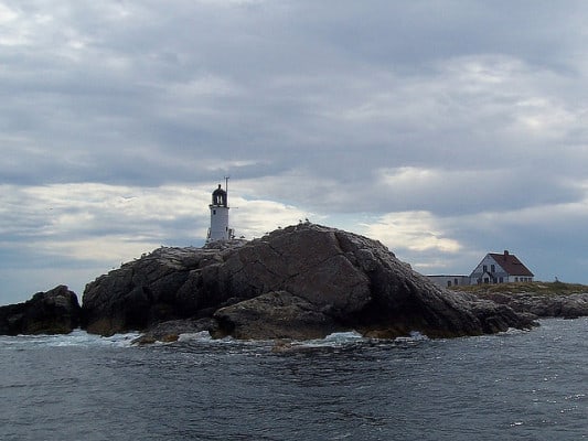 The lighthouse on White Island, which lies just off the coast of Rye, N.H. (Photo by InAweofGod'sCreation/flickr)