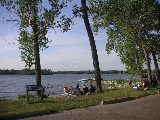 The half-way turnaround point of the half marathon lies at Lake Manawa, Iowa. (Photo by Beatrice Murch/flickr)