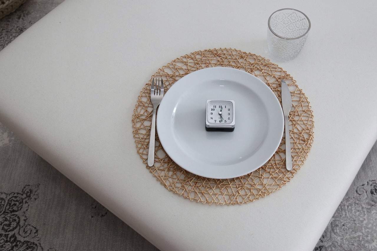 A clock on a plate, time restricted feeding is important for fasted running.