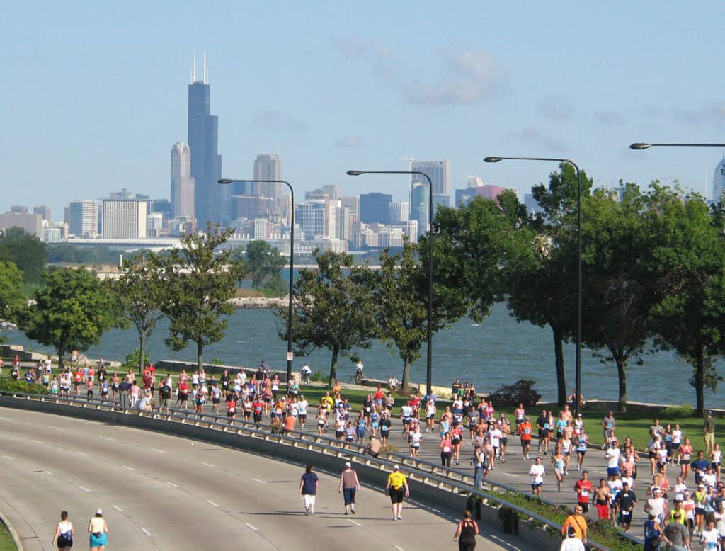 runners in chicago half marathon