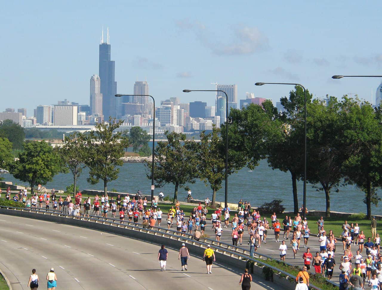 runners in chicago half marathon
