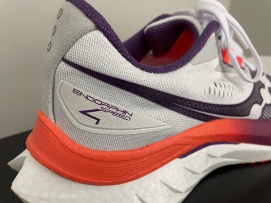 The back view of the Saucony Endorphin Speed 4