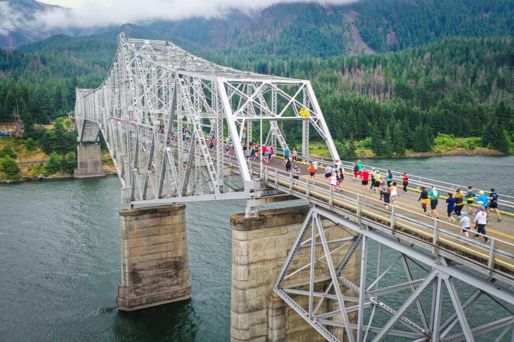 runners in the Bridge of the Gods Half Marathon