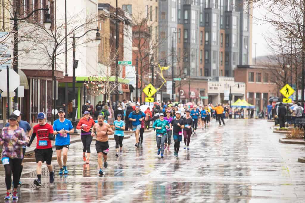 runners in the Eau Claire Half Marathon