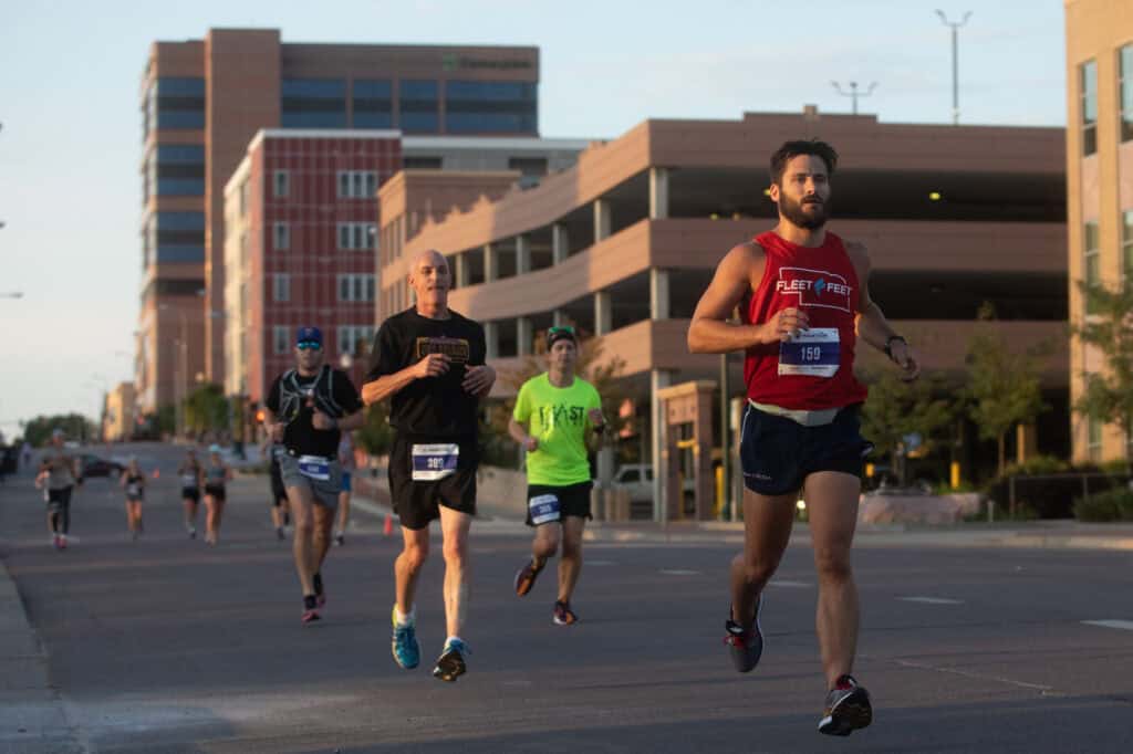 runners in the sioux falls half marathon